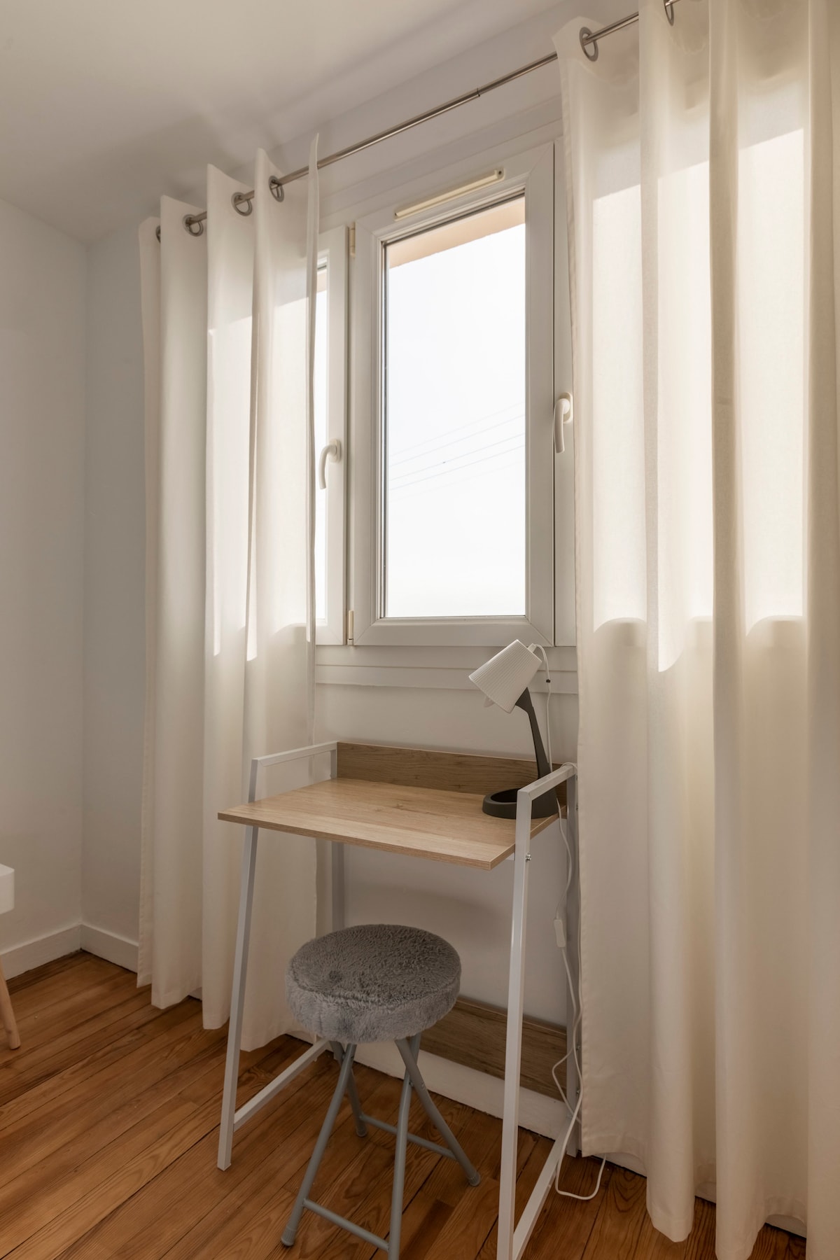 Couloir — Petit espace de travail avec fenêtre