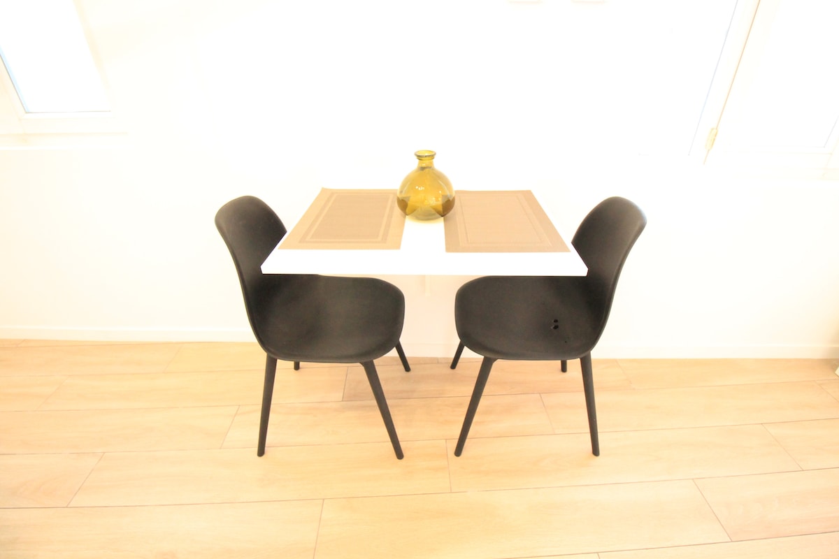 Salon & séjour — Table basse avec deux chaises noires