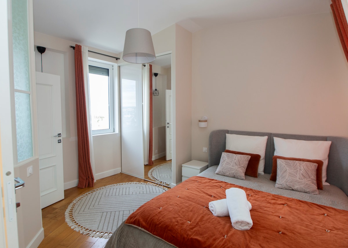 Chambres — Chambre moderne avec lit double orange