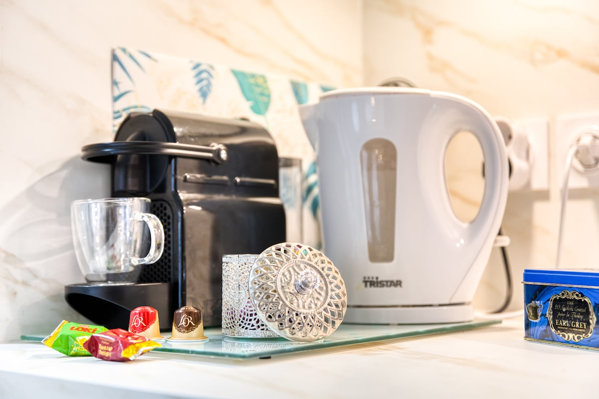 Cuisine — Espace de préparation avec électroménagers et accessoires thé