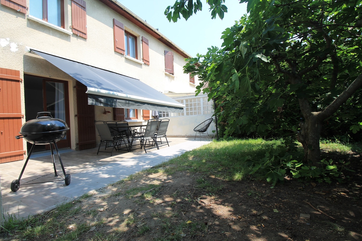 Balcon & terrasse — Terrasse aménagée avec mobilier et awning