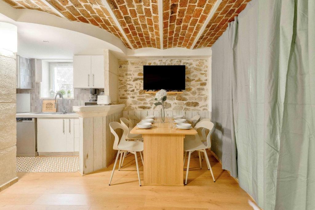 Salon & séjour — Salle à manger spacieuse, plafond brique rustique, lumineux