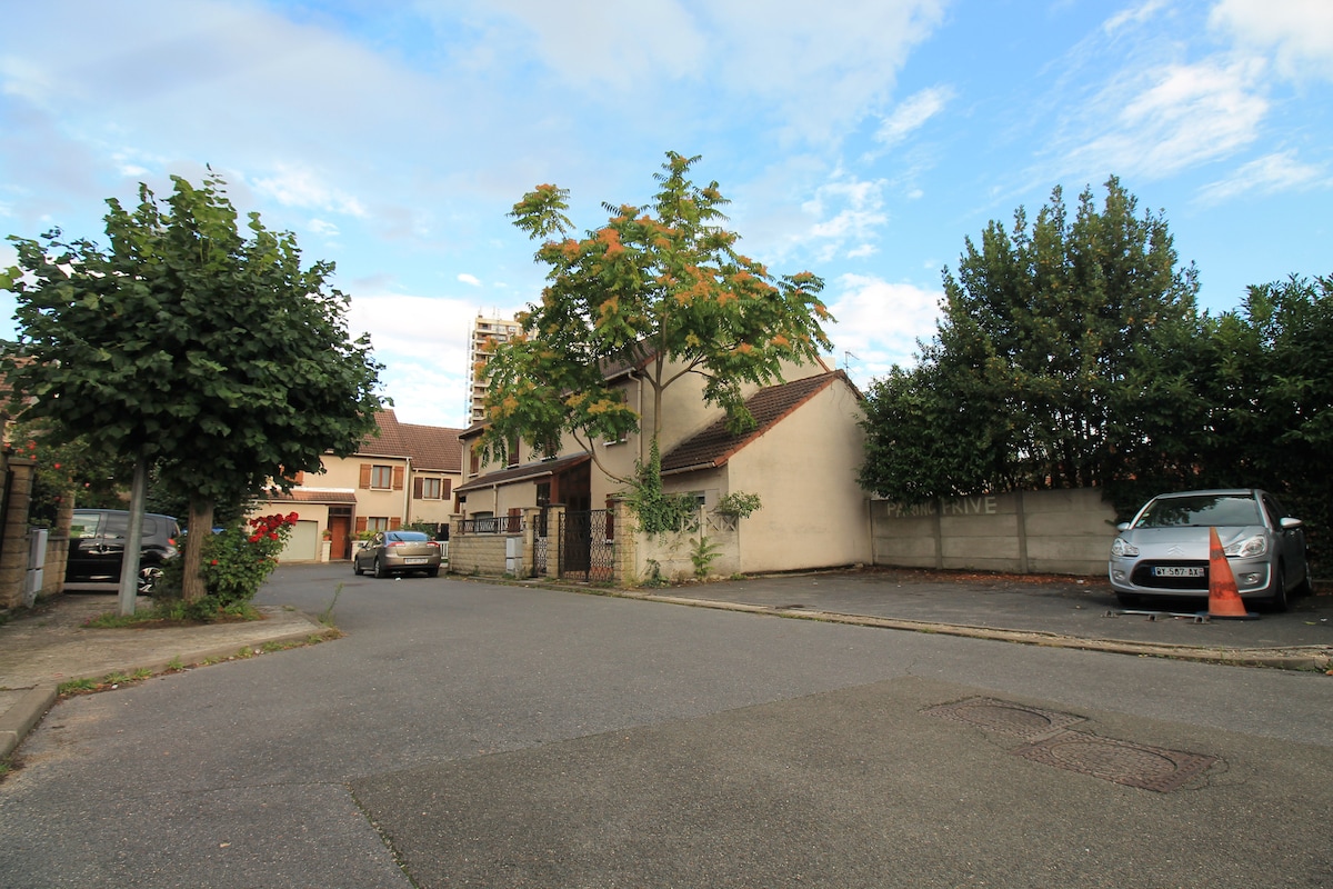 Extérieur — Rue résidentielle avec maisons et voitures