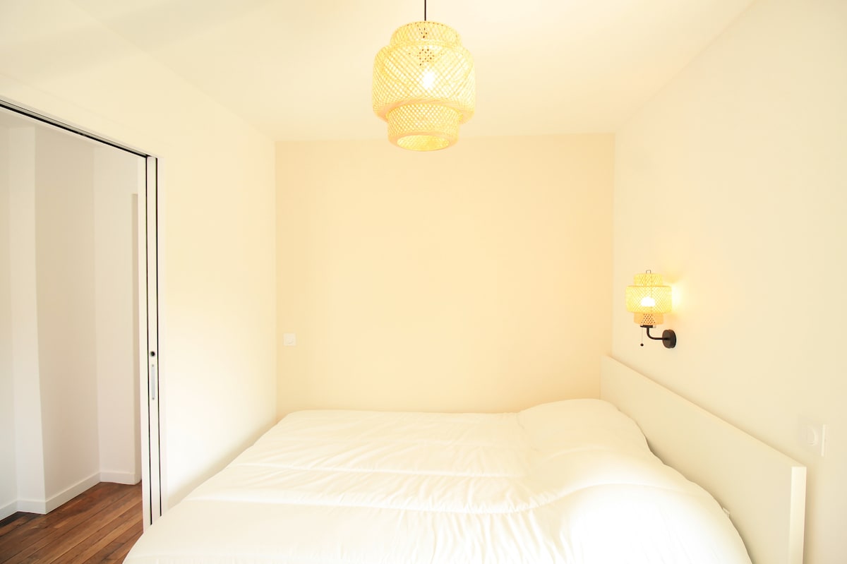 Chambres — Chambre minimaliste avec lit blanc et luminaires