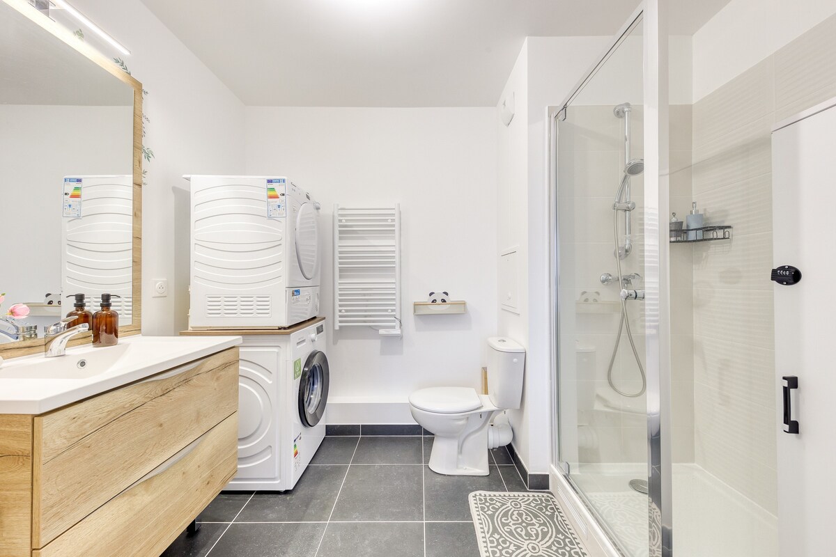 Salle de bain — Spacieuse, lumineuse, moderne avec douche
