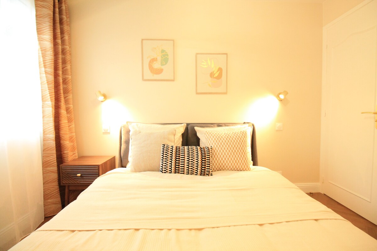Chambres — Chambre moderne avec lit double éclairé
